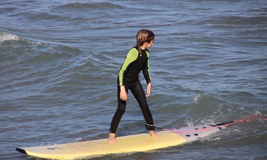 Image 6: Lección de surf en la playa de valencia.