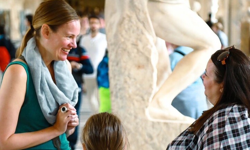 Image 1: Paris: Visite privée du musée du Louvre avec prise en charge à l'hôtel