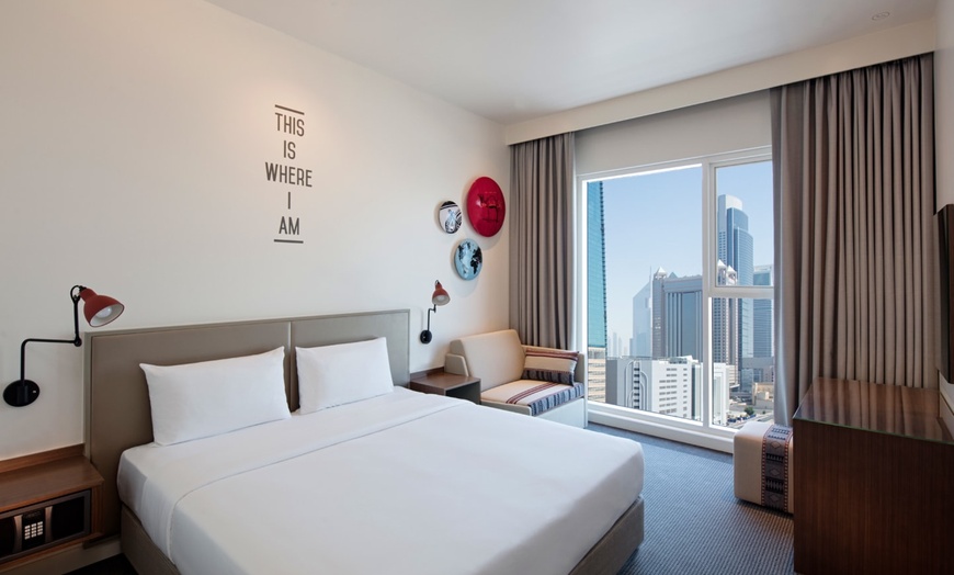 Image 2: ✈ EMIRATS ARABES UNIS | Dubaï - Rove Trade Centre 3* - Piscine exté...