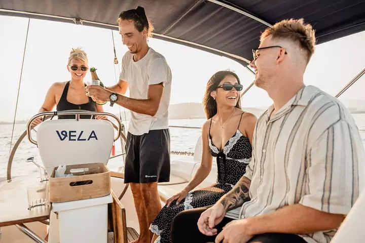 Crucero al atardecer en Barcelona liderado por Young & Local Captain