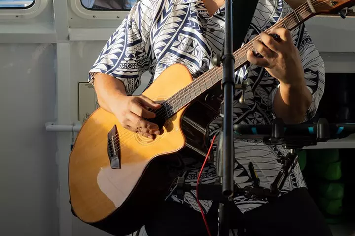 From Ma'alaea Harbor: Sunset Dinner Cruise Aboard the Quicksilver