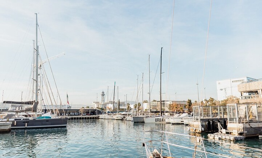 Image 24: Paseo en Velero al Atardecer en Barcelona con Capitán Local