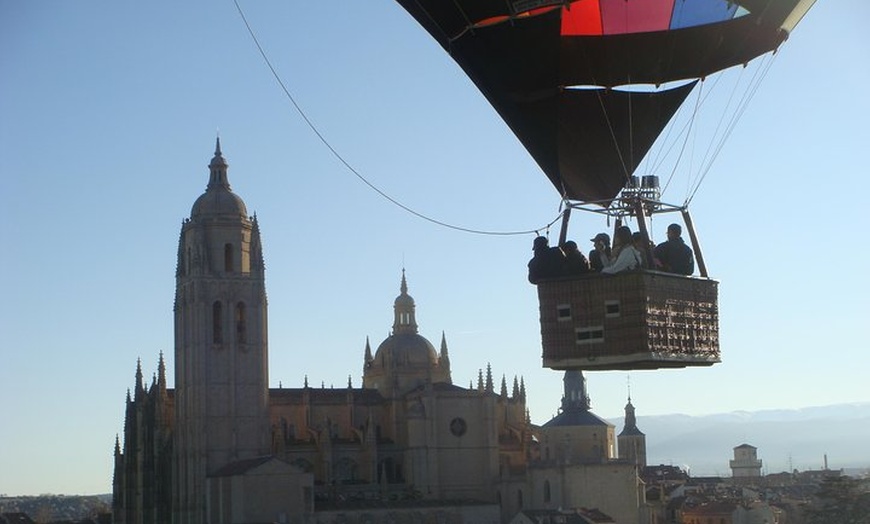 Image 7: Segovia desde los cielos: Paseo en globo al amanecer