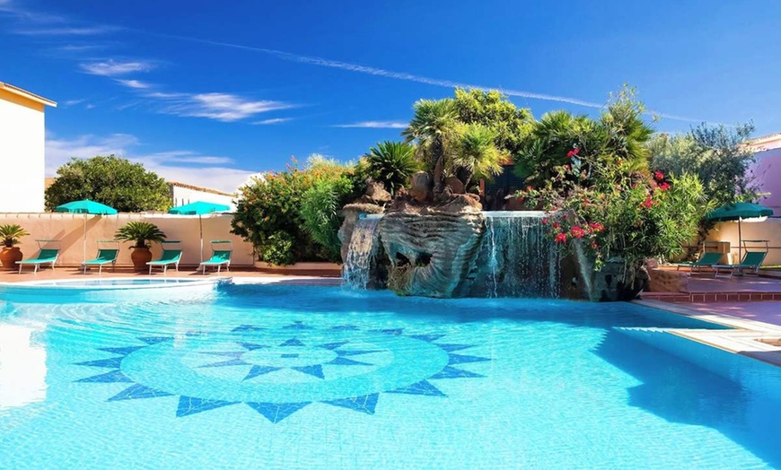 Image 2: ✈ SARDAIGNE | Orosei - Maria Rosaria 4*, 3 nuit - Piscine extérieure
