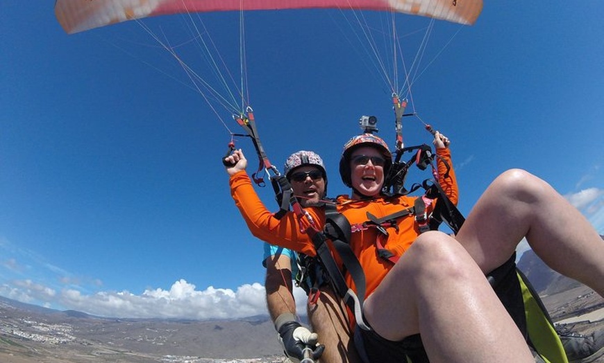 Image 48: Experiencia épica de parapente en Tenerife con el equipo campeón de...