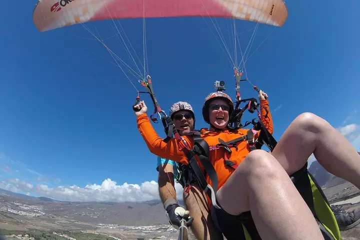 Experiencia épica de parapente en Tenerife con el equipo campeón de...