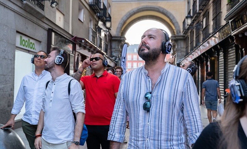 Image 9: Tour a pie por Madrid : Inmersivo con actores | City Voice