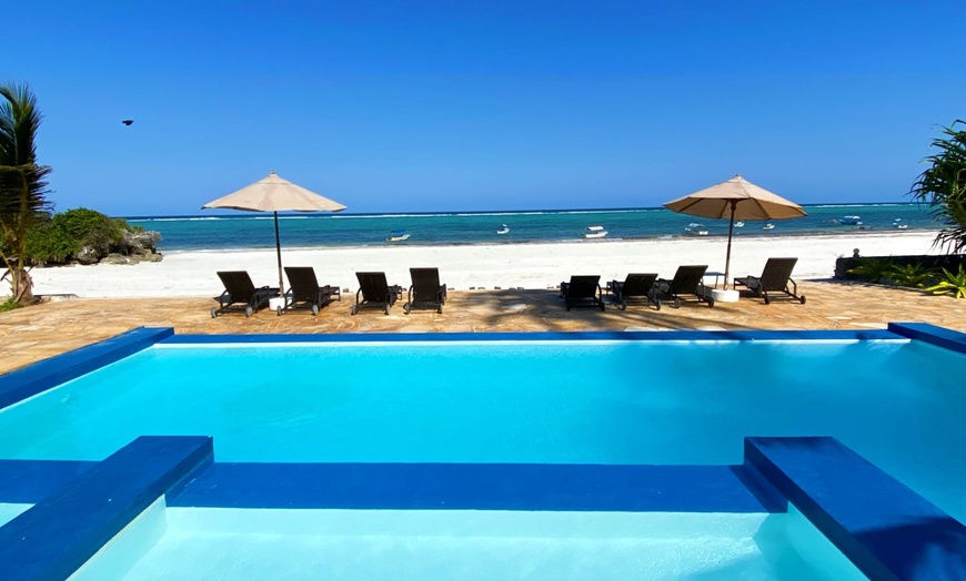 Image 2: ✈ ZANZIBAR | - Jafferji Beach Retreat 3* - Spa