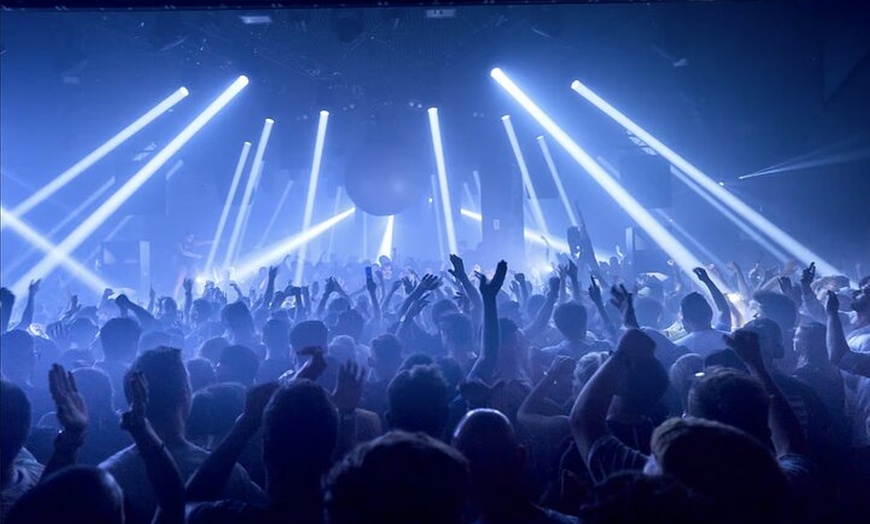 Image 10: Experiencia de crucero en barco por Barcelona y pasaporte de fiesta