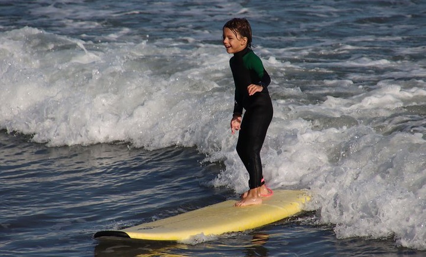 Image 8: Lección de surf en la playa de valencia.