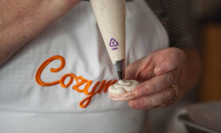 Image 4: Cuire et peindre des Macarons Français dans le Centre de Paris (Pet...