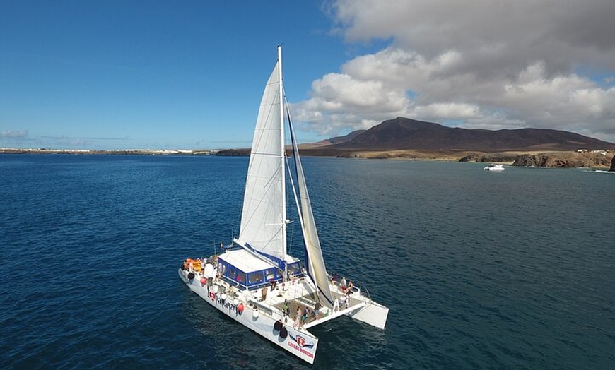 Image 6: Paseo en velero al atardecer con avistamiento de delfines