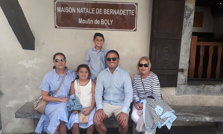 Image 2: Visite guidée privée des points forts de Lourdes adaptée aux enfant...