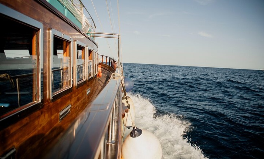 Image 6: Crucero en barco clásico: Experiencia de navegación en Barcelona