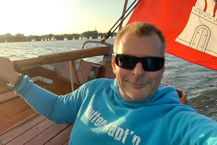 Hamburg Segeltörn zum Sonnenuntergang auf der Alster in kleiner Gruppe - Second Medium