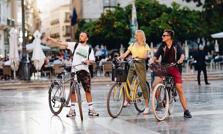 Image 1: Barcelona: Paseo en velero y en bicicleta por el barrio marítimo