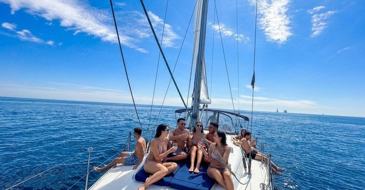 Día completo en velero privado de 6 horas en Barcelona