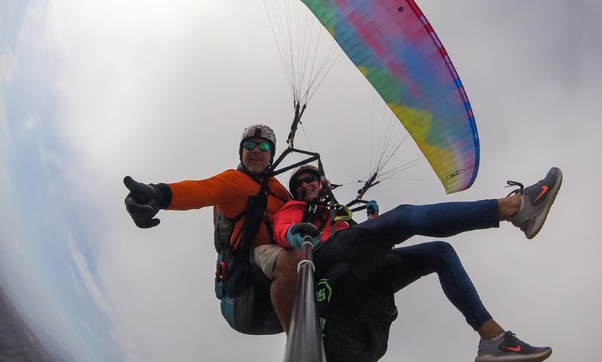 Image 41: Experiencia épica de parapente en Tenerife con el equipo campeón de...