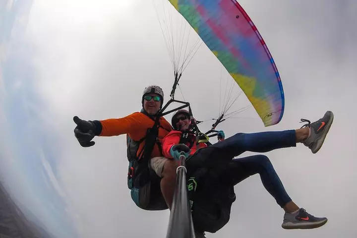 Experiencia épica de parapente en Tenerife con el equipo campeón de...