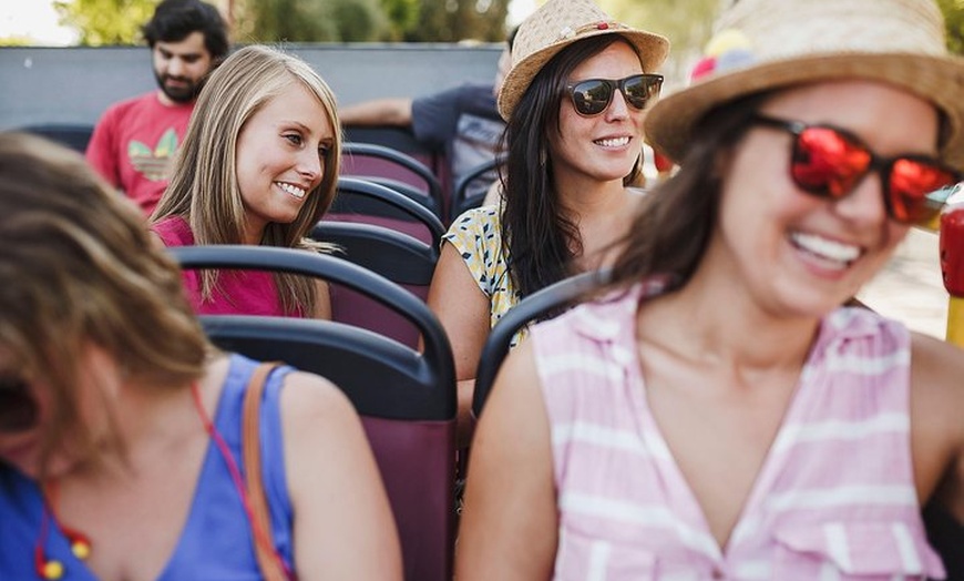 Image 4: Recorrido en autobús turístico con paradas libres por la ciudad de ...