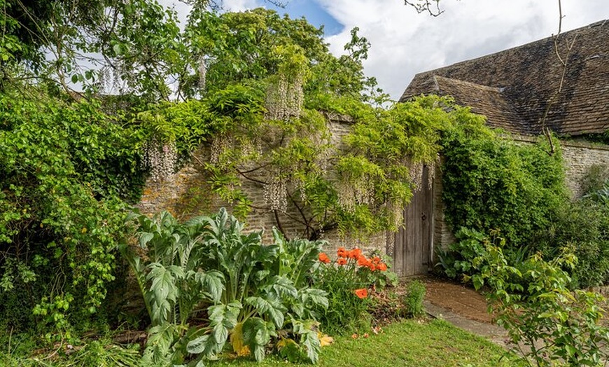 Image 4: Thames Canoe Trip to Kelmscott Manor with Cream Tea & Return