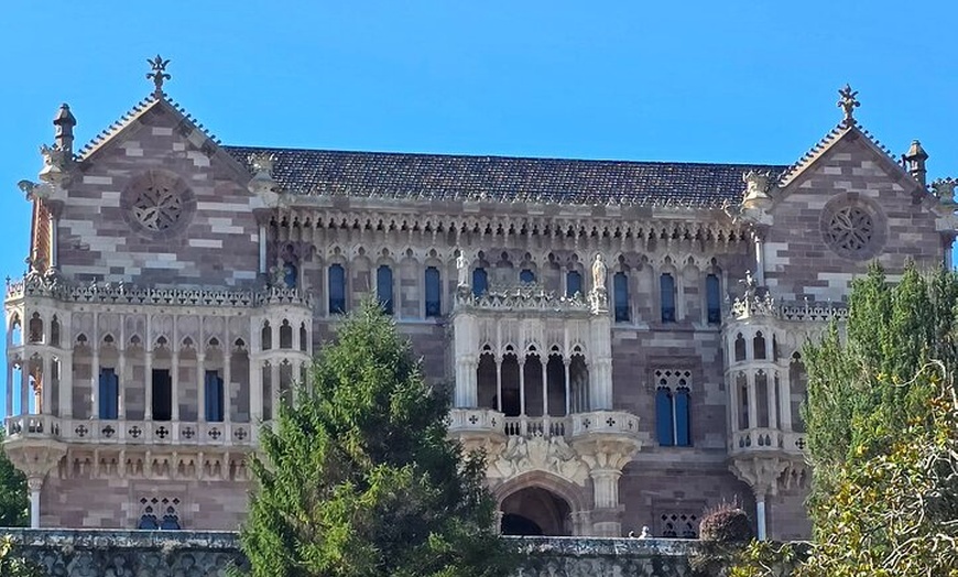 Image 5: Visita a la mansión del Duque de Almodóvar del Río en Comillas