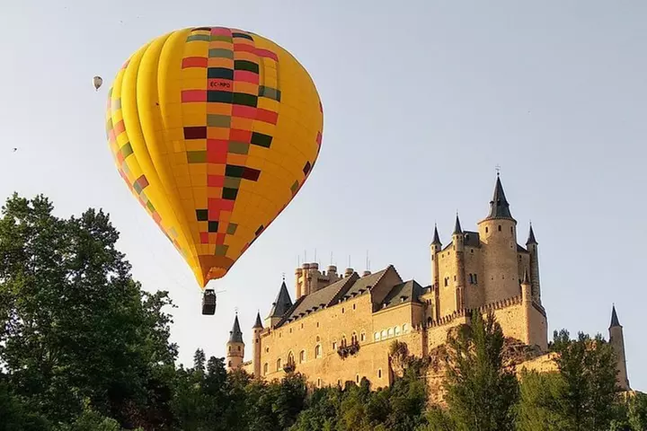 Segovia desde los cielos: Paseo en globo al amanecer