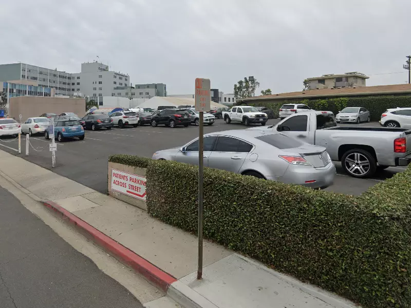 Parking at [SL44] 2895 Linden Ave. Lot