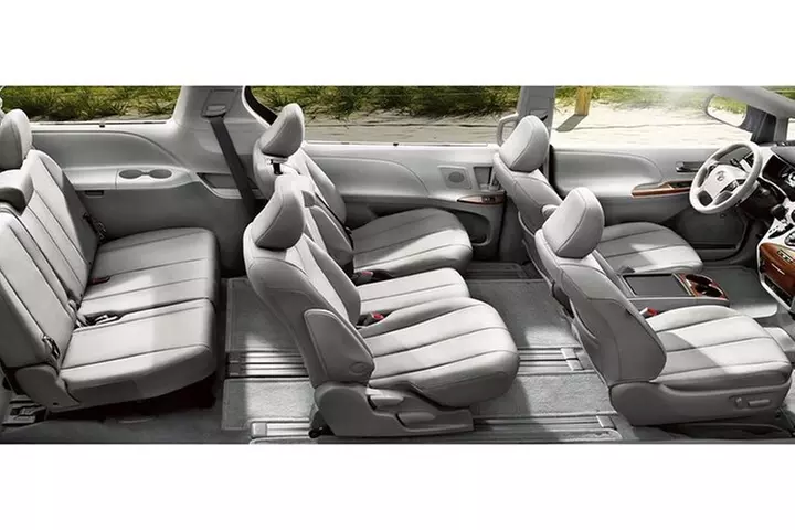 Honolulu Airport & Waikiki Hotels Private Transfer by Minivan (up t...