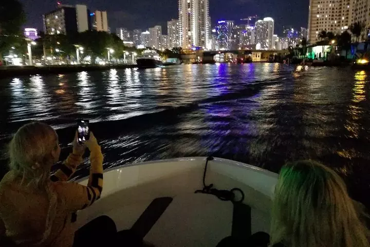 2 hrs Miami Private Boat Tour with Cooler, Ice, Bluetooth Stereo