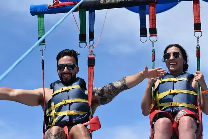 Waikiki: Parasailing in Hawaii