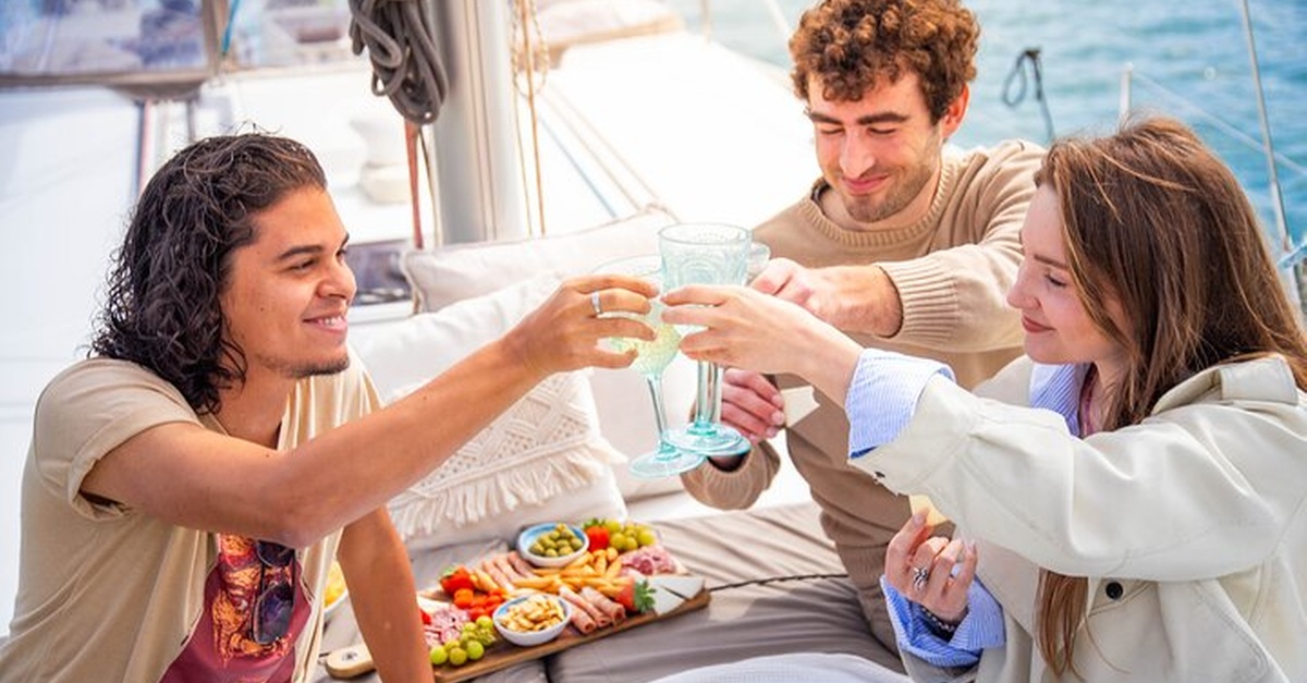 Tour en vela de 2 horas con aperitivos y bebidas en Barcelona