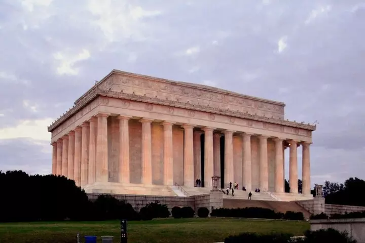 Washington Monument Admission with Morning City Narrated Bus Tour