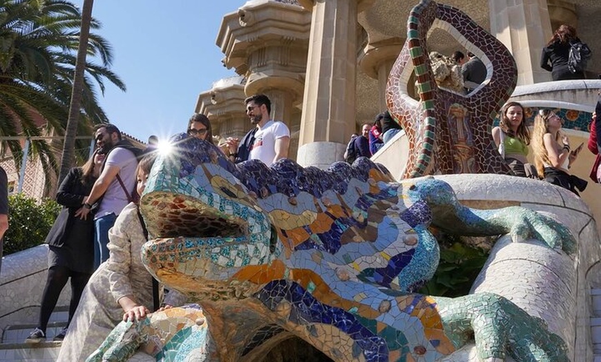 Image 1: Visita guiada al Parque Güell con entrada sin colas en Barcelona