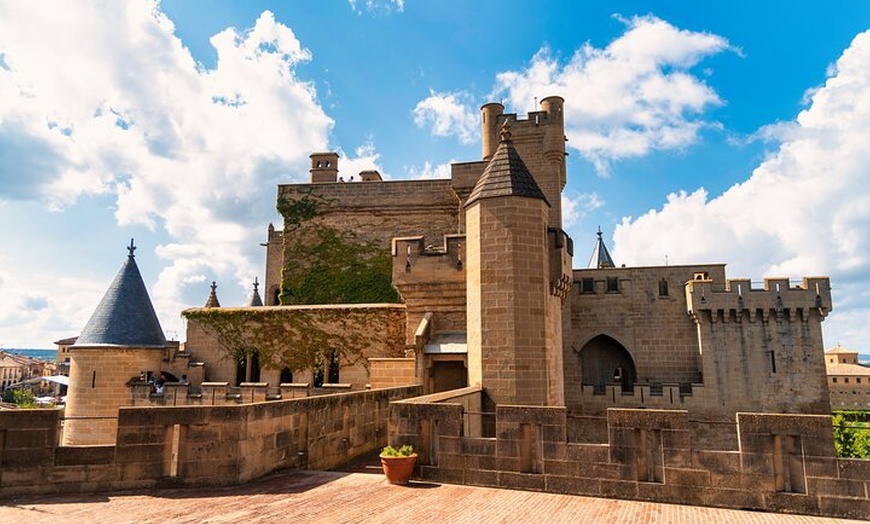 Image 2: Entrada al Palacio Real de Olite