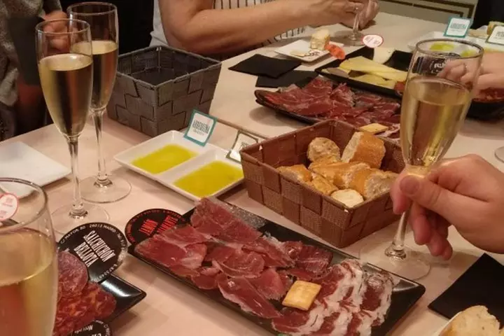 Tour en grupo pequeño de jamón ibérico y vino en Madrid