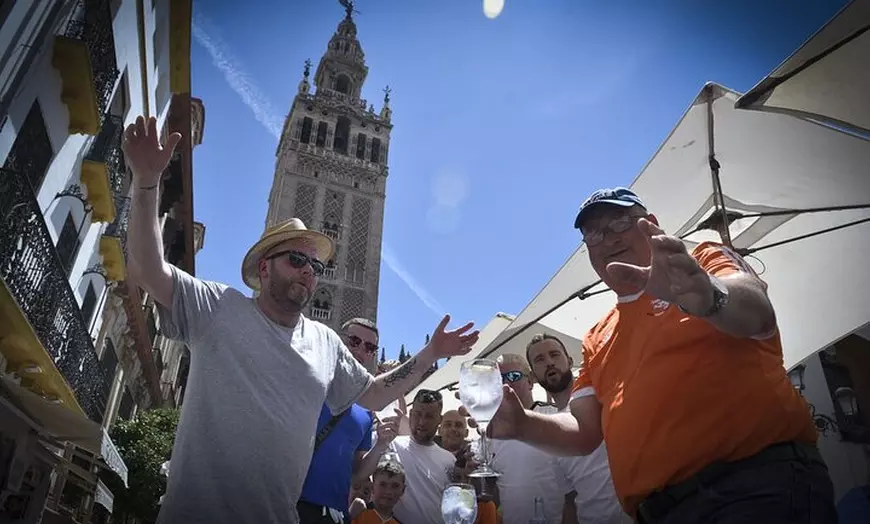 Image 2: Fútbol y Tapas en Sevilla