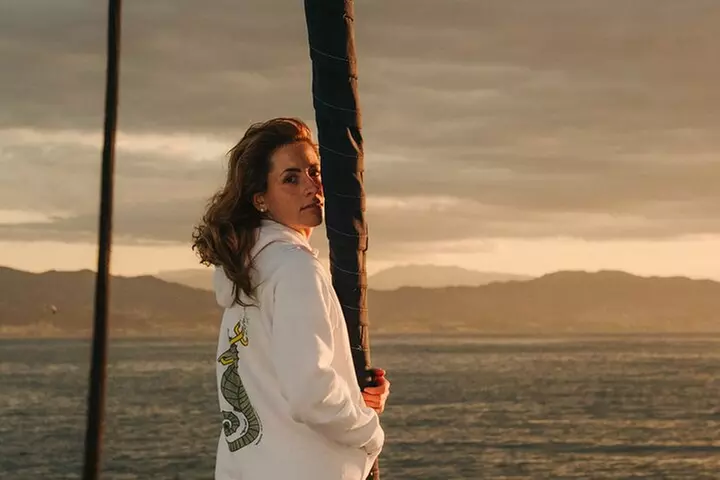 Crucero al atardecer en Barcelona liderado por Young & Local Captain