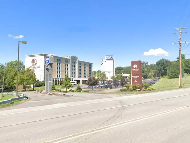 Parking at DoubleTree by Hilton Hotel Pittsburgh Airport Lot - Second Medium