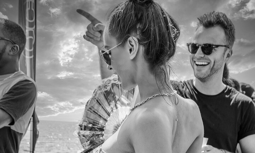 Image 20: Ibiza Sunset Edition Boat Party 3 horas de copas, DJ y puesta de sol
