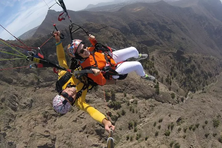 Experiencia épica de parapente en Tenerife con el equipo campeón de...