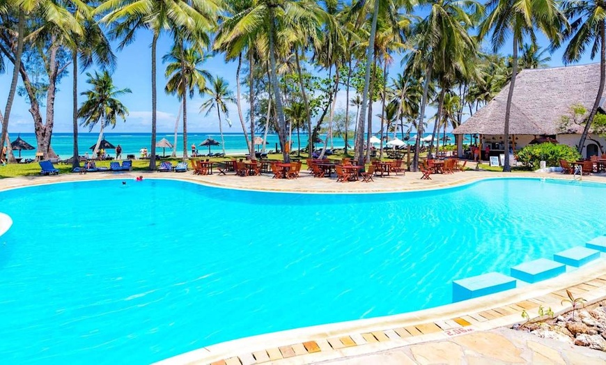 Image 1: ✈ KENYA | Diani Beach - Diani Sea Lodge - All Inclusive 4* - Tout i...