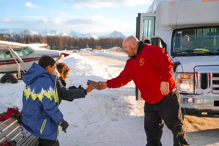 Anchorage's Winter City Tour = Samples + Stops + WildLife