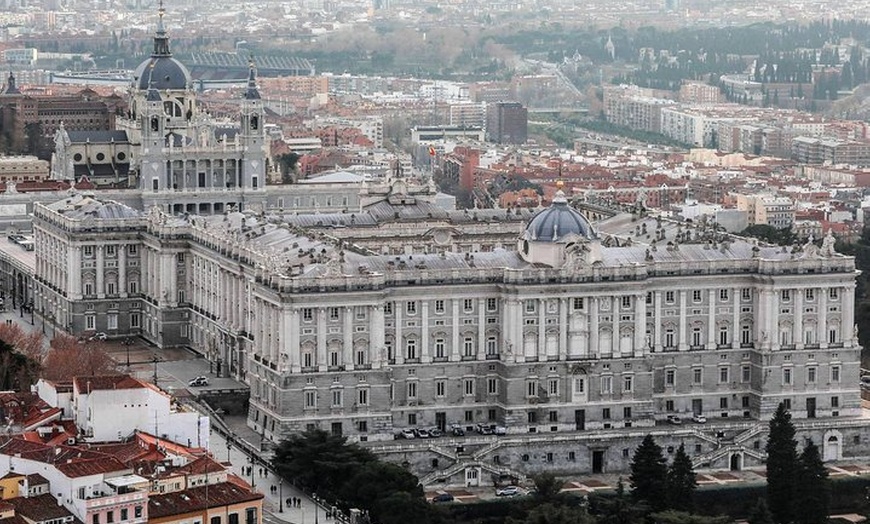 Image 4: Tour a Pie por Madrid con Entrada sin Colas al Palacio Real.