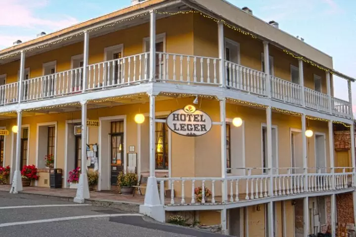 A Highway 49 Drive: A Self-Guided Audio Tour from Jackson to Angels...