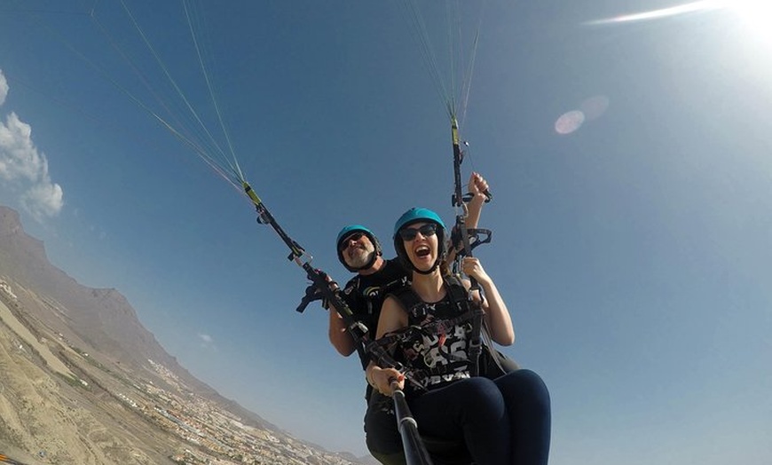 Image 2: Vuelo en tándem en parapente acrobático en la zona sur de Tenerife