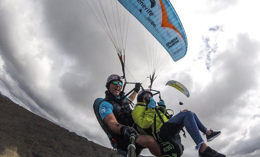 Image 33: Experiencia épica de parapente en Tenerife con el equipo campeón de...