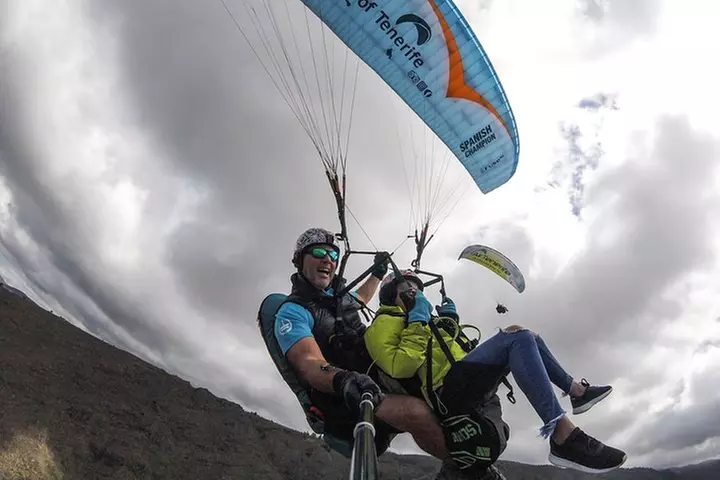 Experiencia épica de parapente en Tenerife con el equipo campeón de...