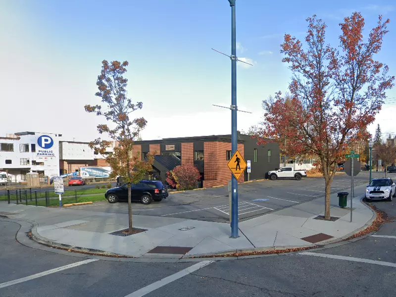 Parking at [IC17] 501 E. Lakeside Ave. Lot