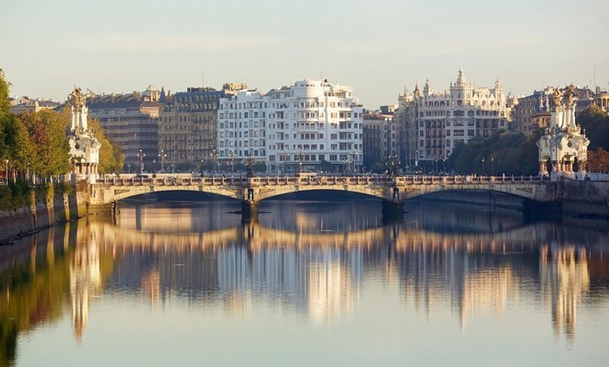 Image 18: Recorrido a pie por San Sebastián con un pintxo y una bebida